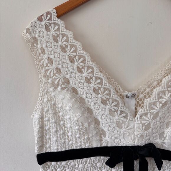 Tara Jarmon White Lace Knit V-Neck Sheath Dress w/ Black Ribbon Size 8-10 - Picture 3 of 8